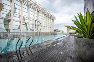 une piscine sur le côté d'un immeuble dans l'établissement Chic & Cozy Stay at Suasana Suites JB, à Johor Bahru