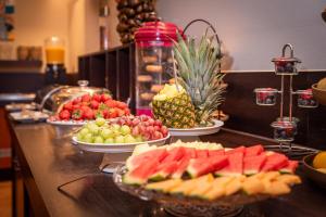 een buffet met schalen fruit op een toonbank bij Boutique Hotel Scheepers in Valkenburg +51 foto's
