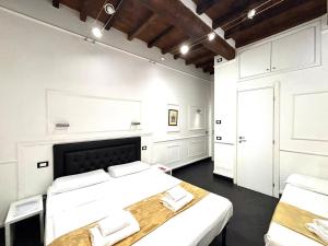 A bed or beds in a room at L'antica Locanda Dell'Orso