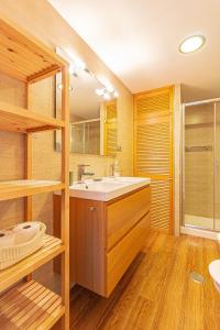un baño con lavabo y ducha en EL AQUARIO - Urbanización Eurovosa VISTAS AL MAR 1 DORMITORIO, en La Manga del Mar Menor