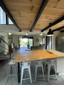 Kuchyň nebo kuchyňský kout v ubytování Maison spacieuse avec jardin à La Montagne