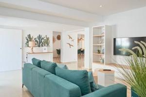 Μια τηλεόραση ή/και κέντρο ψυχαγωγίας στο Charming Patio Villa With Private Pool - 6BR - In The Heart of Playa den Bossa - Walk To Ushuaïa, Hi & The Beach!