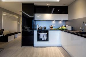 Kuhinja ili čajna kuhinja u objektu ApartView Premium by Rent like home