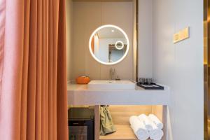 Foto dalla galleria di Dequan Luxury Hotel Bird's Nest BranchCoffee, fruits, snacks, a gym and a laundry room are provided for free in the lobby a Pechino