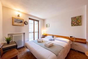 une chambre avec un grand lit dans une pièce dans l'établissement Graceful Apartment In Courmayeur - Happy Rentals, à Courmayeur