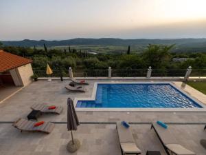 La alberca dentro o cerca de Four Bedroom Villa, Terrace, Pool