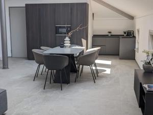 een eetkamer met een tafel en stoelen bij Villa Sembenini Loft in Riva del Garda