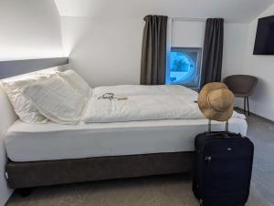 een slaapkamer met een bed met een koffer bij Villa Sembenini Loft in Riva del Garda +19 foto's