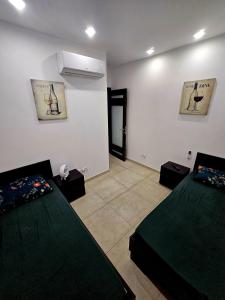 Postel nebo postele na pokoji v ubytování Platinum Court