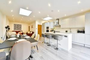 a kitchen and living room with a table and chairs at House with Garden Next Wembley Stadium Free Parking in London