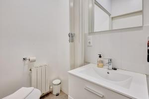 Un baño blanco con lavabo y espejo. en Casa De Esme l, en Haro 19 fotos más