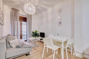 sala de estar blanca con mesa y sofá en Casa De Esme l, en Haro