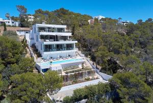an aerial view of a house with a swimming pool at Casa Cristiano in Sant Josep de Sa Talaia
