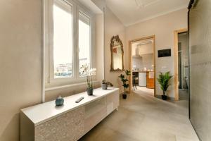 bagno con bancone bianco e finestra di Residence La Corte - Bilocale 5 a Novara