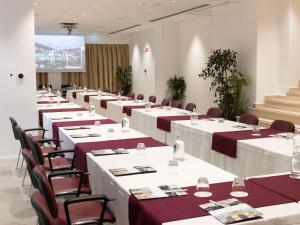 巴勒莫中心美居酒店餐厅或其他用餐的地方