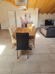 Posezení v ubytování Jungfrau Penthouse - Aare Jungfrau AG
