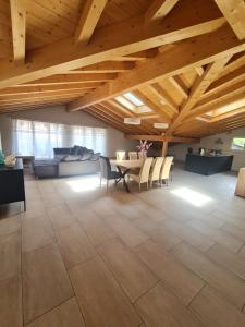 Posezení v ubytování Jungfrau Penthouse - Aare Jungfrau AG
