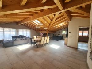 Posezení v ubytování Jungfrau Penthouse - Aare Jungfrau AG