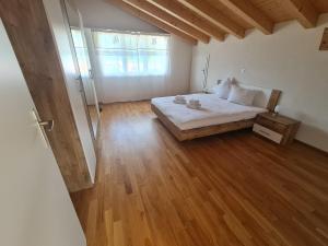 Postel nebo postele na pokoji v ubytování Jungfrau Penthouse - Aare Jungfrau AG