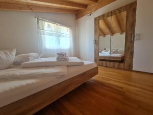 Postel nebo postele na pokoji v ubytování Jungfrau Penthouse - Aare Jungfrau AG
