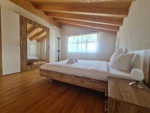 Postel nebo postele na pokoji v ubytování Jungfrau Penthouse - Aare Jungfrau AG