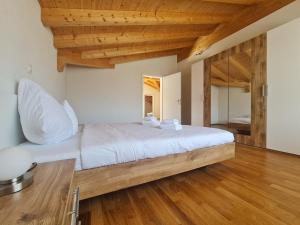 Postel nebo postele na pokoji v ubytování Jungfrau Penthouse - Aare Jungfrau AG