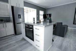 Køkken eller tekøkken på Milo's Sky Grey Guest House - No Load shedding