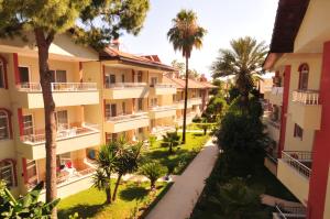 vista aerea sul cortile di un edificio di Sirma Hotel a Side