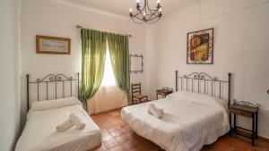une chambre avec deux lits et une fenêtre dans l'établissement Cortijo del Coco 1 Fuente de Piedra by Ruralidays, à Fuente de Piedra 24 autres photos