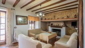 un salon avec un canapé et une cheminée dans l'établissement Cortijo del Coco 1 Fuente de Piedra by Ruralidays, à Fuente de Piedra