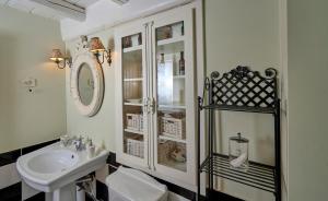 Un baño blanco con lavabo y espejo. en Rustic Stone House, en Goura 44 fotos más