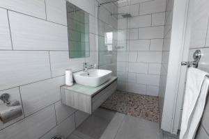 Et badeværelse på Milo's Sky Grey Guest House - No Load shedding