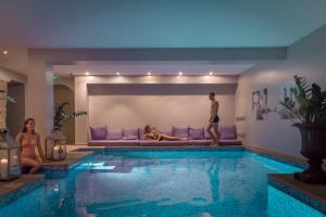 Ein Mann steht in einem Wohnzimmer neben einem Swimmingpool. in der Unterkunft Luxury & Design Apartment 4 star - Wellness Access - Extra Center in Aix-en-Provence