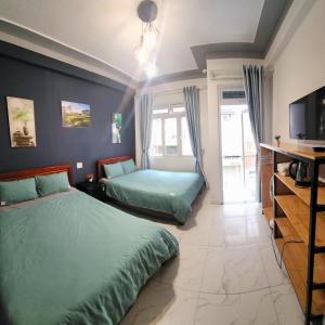 Postel nebo postele na pokoji v ubytování Khách Sạn Cây Xanh