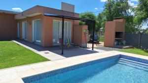 a house with a swimming pool in a yard at Casa Quinta Barrio Real in Junín