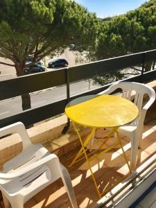 Μπαλκόνι ή βεράντα στο AS13647- Studio dans résidence avec Piscine et climatisation +1 φωτογραφίες