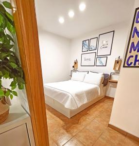 En eller flere senge i et værelse på At The Beach Fisterra