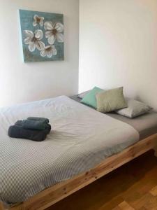 1 cama con marco de madera en una habitación en Villa Eka 2, en La Oliva