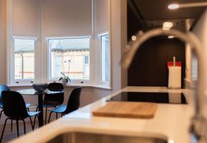 Η κουζίνα ή μικρή κουζίνα στο Modern 1Bed Apartment supercentral
