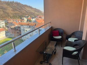 Un balcón con sillas y una mesa con vista. en Peja Apartment, en Peje