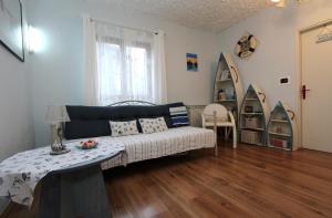 un soggiorno con un divano e un tavolo di Apartments Villa Nikola a Rovigno (Rovinj)