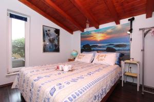 una camera da letto con un letto con un blocco note sopra di Apartments Villa Nikola a Rovigno (Rovinj)