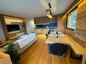 ヴェルビエにあるVerbier Le Rouge superb 3-room apartment near slopes & ski-liftのベッドルーム1室(ベッド1台、ダイニングテーブル付)