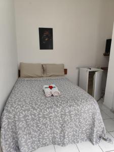a bed with two towels on top of it at Pousada Horizonte in Ilha de Boipeba