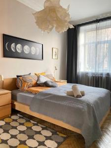 ein Schlafzimmer mit einem Bett und einem Fenster in der Unterkunft Cosy Central Riga Apartment in Riga