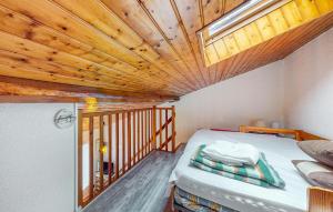 ヴォー・シュル・メールにある1 Bedroom Stunning Home In Vaux-Sur-Merの木製の天井のベッドルーム1室(ベッド1台付)