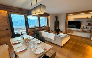 ヴェルビエにあるVerbier Le Rouge superb 3-room apartment near slopes & ski-liftのテーブルとソファのあるリビングルーム