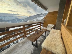 ヴェルビエにあるVerbier Le Rouge superb 3-room apartment near slopes & ski-liftの雪山の景色を望むバルコニー +7枚の写真
