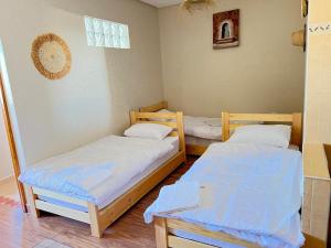 Letto o letti in una camera di Sun Set Surf House Imsouane