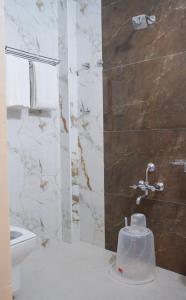 Koupelna v ubytování Hotel GSR Srinivasa Inn + 37 fotografií
